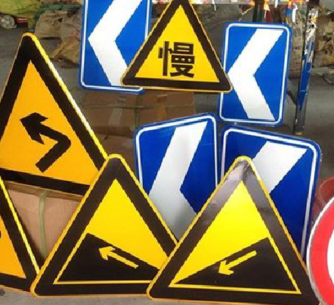  崇州标识标牌中颜色的确定是很重要的。